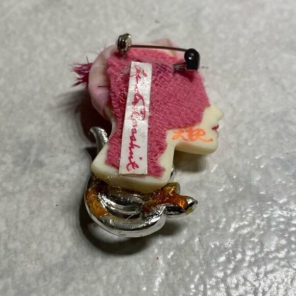 LINDA Rosshirt Porcelain Face Brooch - Picture 2 of 3